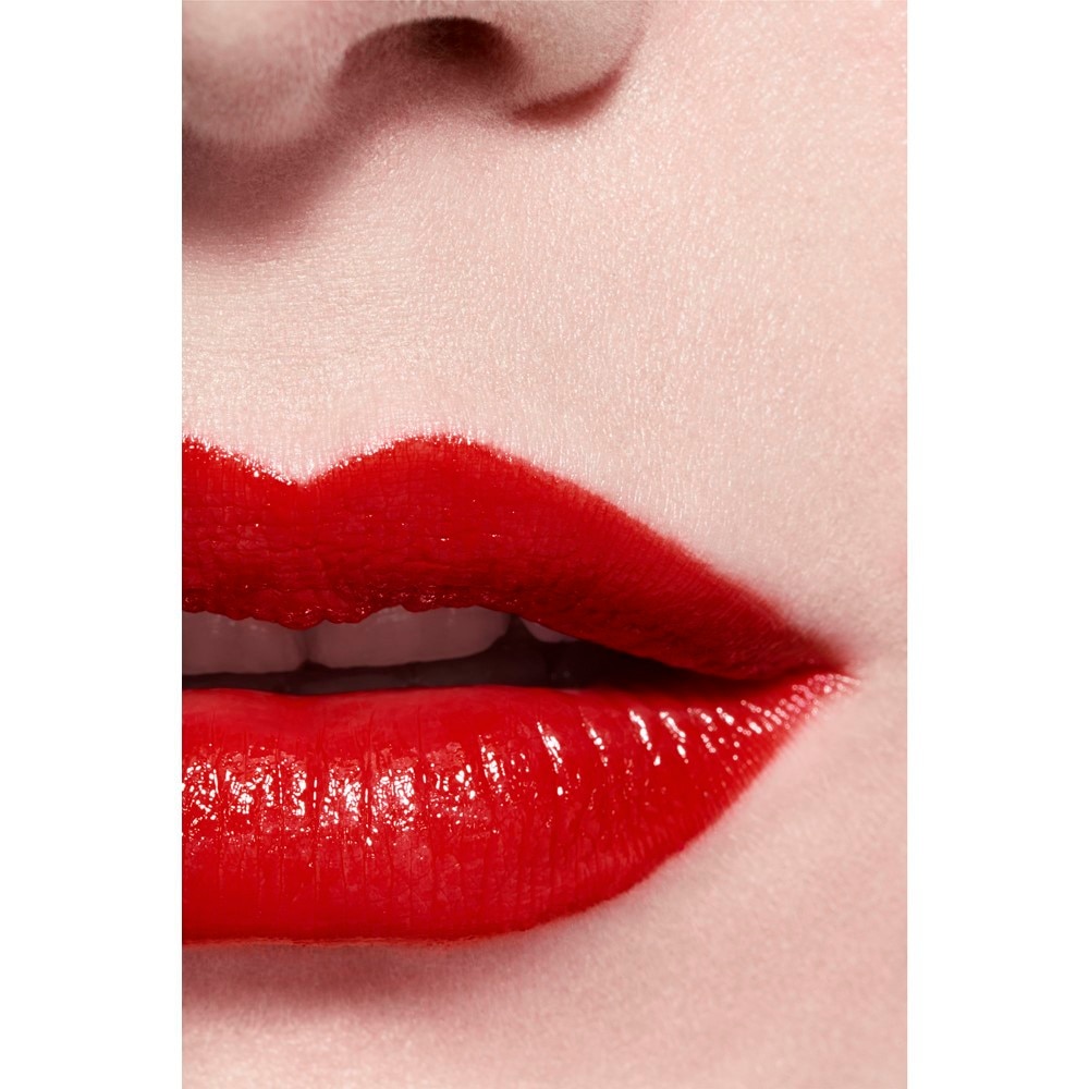 LA BARRA DE LABIOS SATINADA DE LARGA DURACI&Oacute;N, TRATAMIENTO HIDRATANTE Y ALISANTE